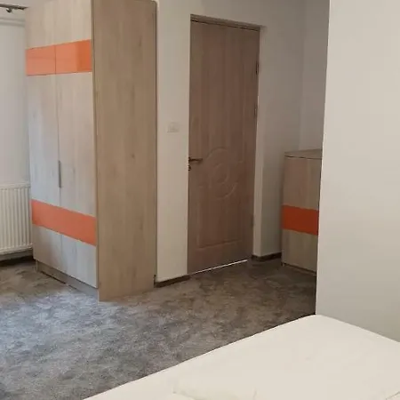 Gazde/Camere de închiriat Orange House