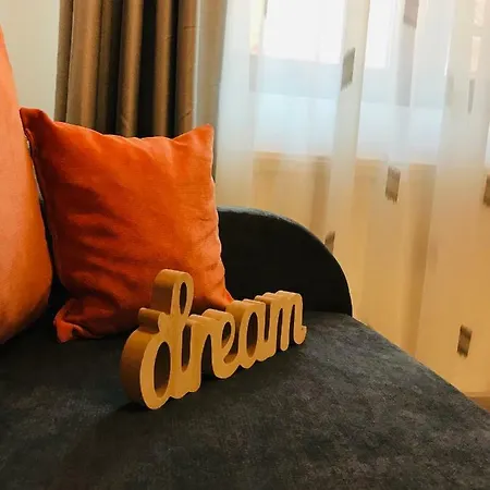 Orange House Gazde/Camere de închiriat
