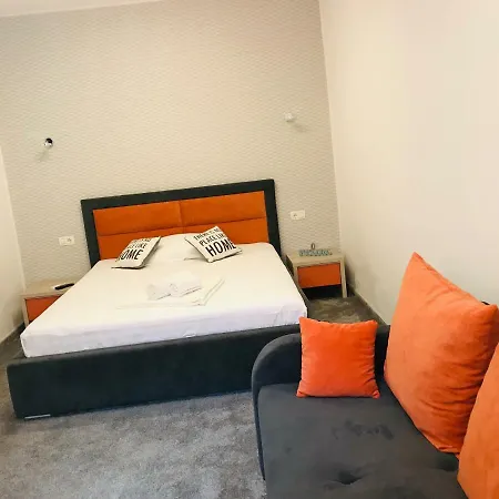 Orange House Gazde/Camere de închiriat